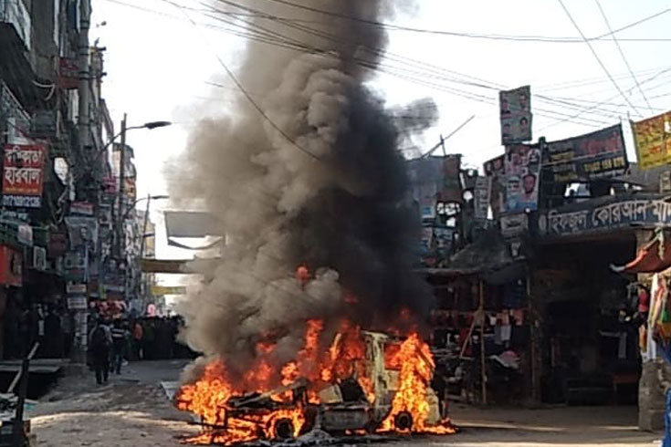 রাজধানীতে-চলন্ত-পিকআপ-ভ্যানে-আগুন