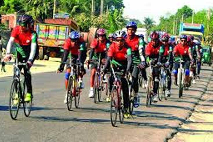 সাইকেলে-হাজার-কিমি-পাড়ি-দিয়ে-টেকনাফে-১০০-সেনা