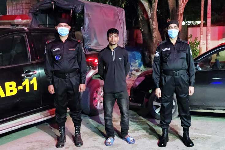 প্রাইভেটকারে-ইয়াবা-কোমরে-পিস্তল-গুলি