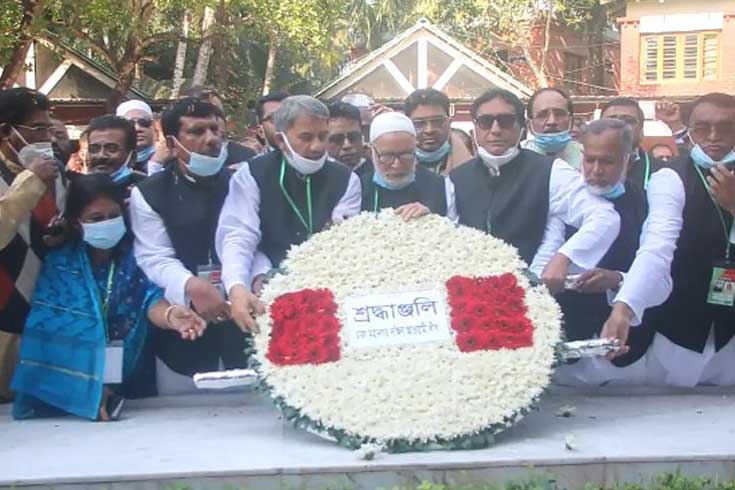 বঙ্গবন্ধুর-সমাধিতে-ঢাকা-মহানগর-দক্ষিণ-আ-লীগের-শ্রদ্ধা