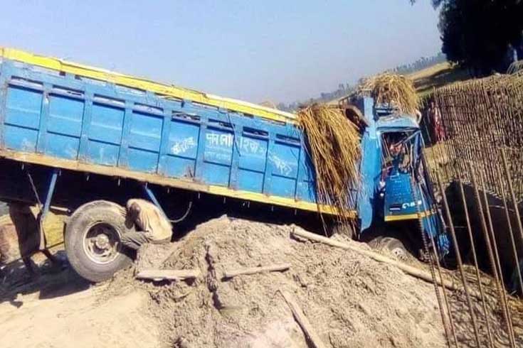 কালভার্টের-গর্তে-ট্রাক-১৩টি-গরু-ও-প্রহরীর-মৃত্যু