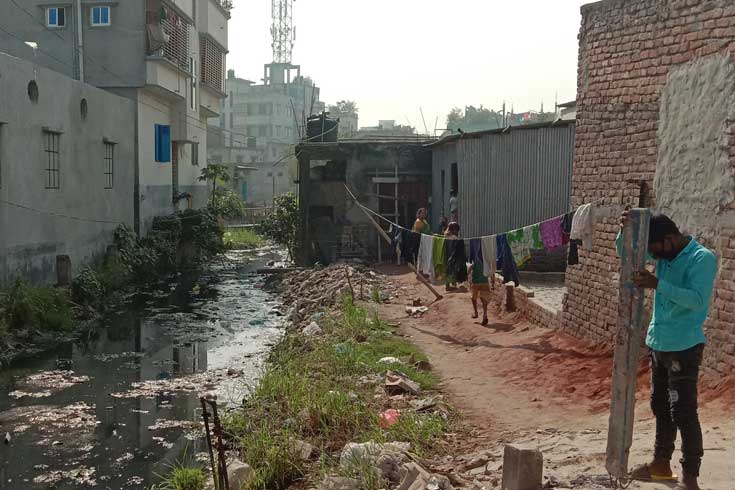 খালের বুকে বসতবাড়ি