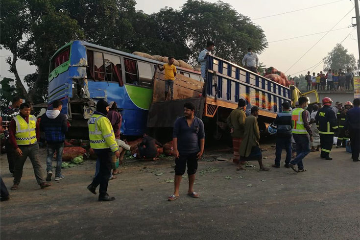 দাঁড়িয়ে-থাকা-বাসে-ট্রাকের-ধাক্কায়-নিহত-৬