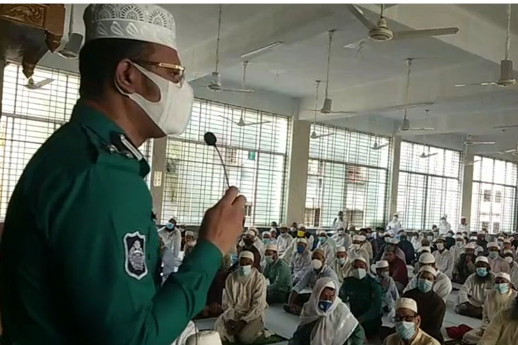 বরিশালে করোনা সচেতনতায় মসজিদে পুলিশ