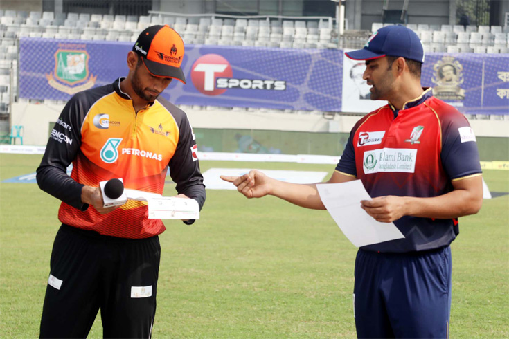 টস হেরে বরিশালের বিপক্ষে ব্যাটিংয়ে খুলনা