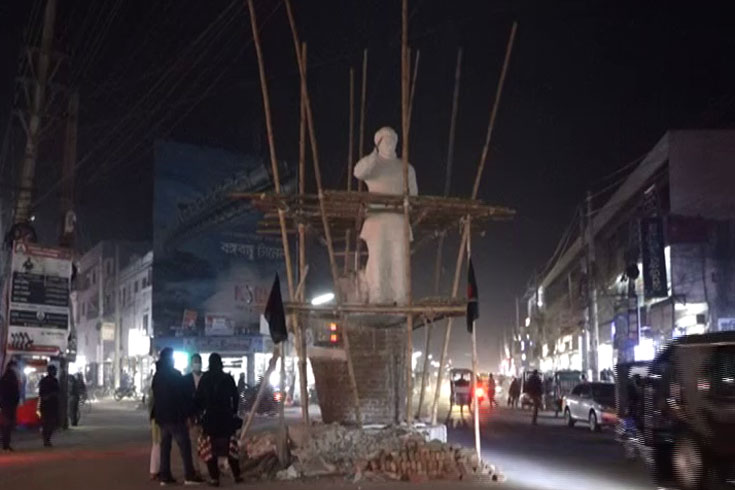 এবার-বঙ্গবন্ধুর-ভাঙচুর-করা-ভাস্কর্যস্থলে-গুলি