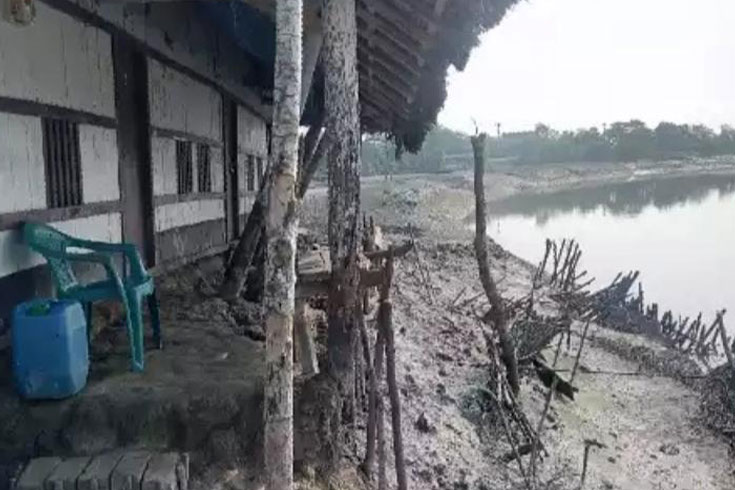সুন্দরবনের টেংরাখালী ফাঁড়ি ভাঙছে মরাগাঙে