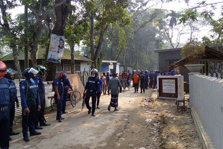 বঙ্গবন্ধুর ম্যুরালের সামনে সমাবেশ করা নিয়ে সংঘর্ষ, আহত ২০