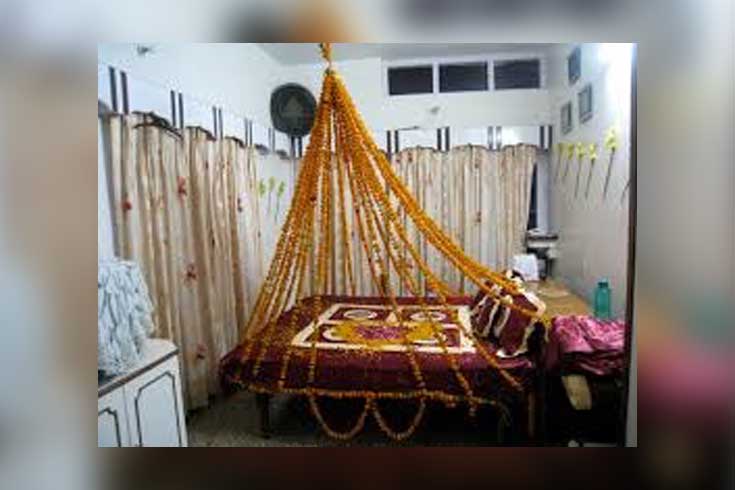 বাসরঘর ফেলে নবদম্পতি উধাও