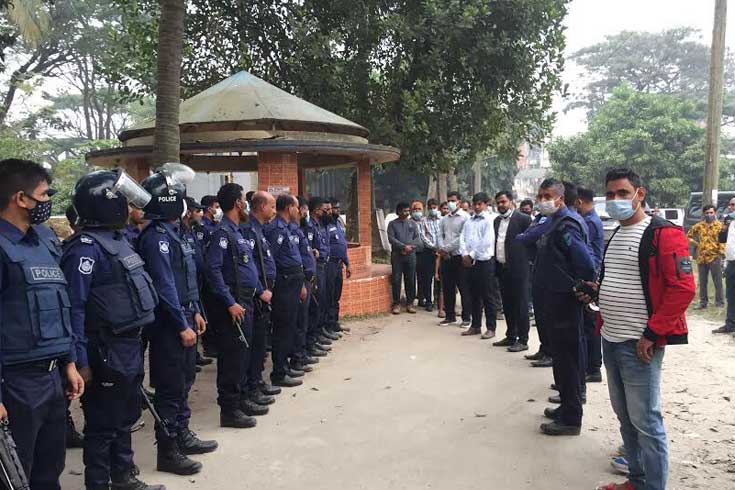 অবৈধ গ্যাস সংযোগ বিচ্ছিন্ন অভিযানে হামলা, গুলি