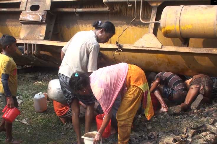 দুর্ঘটনায় পড়া ট্রেন থেকে তেল নেয়ার হিড়িক