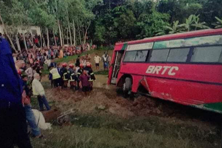 বাস চাপায় শিশু-নারীসহ নিহত ৮