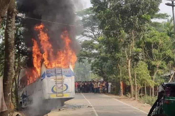 সড়কে ২ অটোরিকশা যাত্রী নিহত, বাসে আগুন

