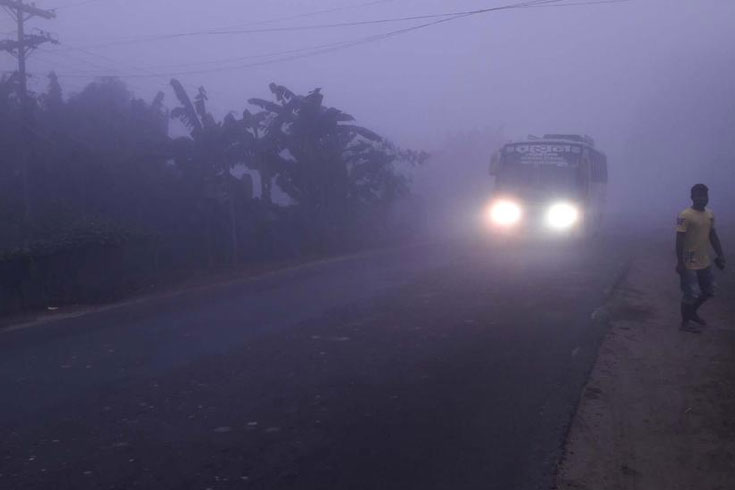 অগ্রহায়ণের ঘন কুয়াশায় বিপর্যস্ত জনজীবন