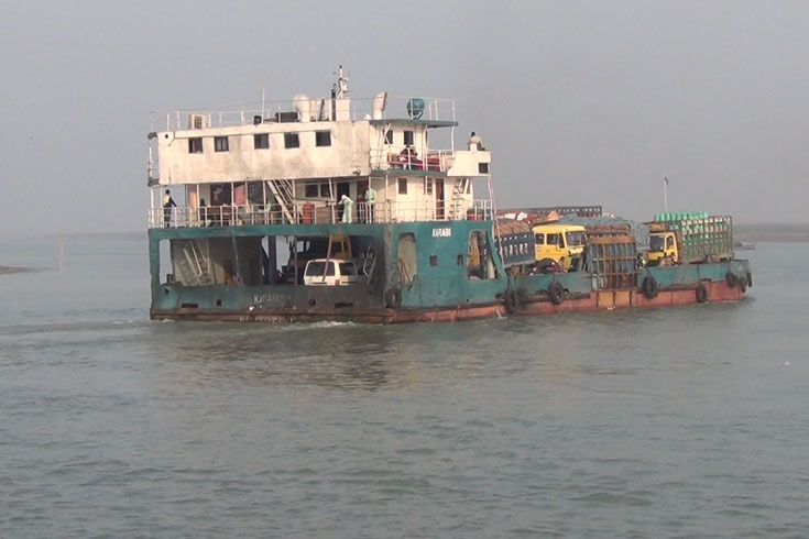 ১০ ঘণ্টা পর শরীয়তপুর-চাঁদপুরে ফেরি চলছে