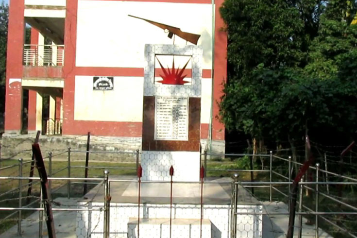 ১১৭-রাজাকারের-আত্মসমর্পণে-ওড়ে-বিজয়ের-পতাকা
