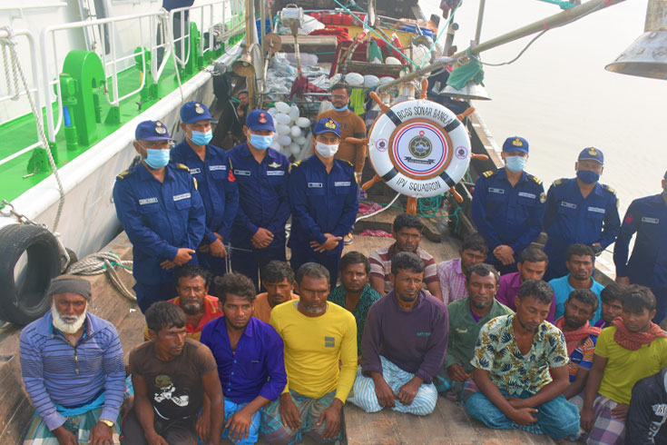 ১৯ জেলেকে ট্রলারসহ ফেরত দিল ভারত 