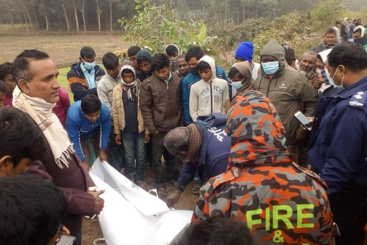 সড়কে কয়েক টুকরা দেহ