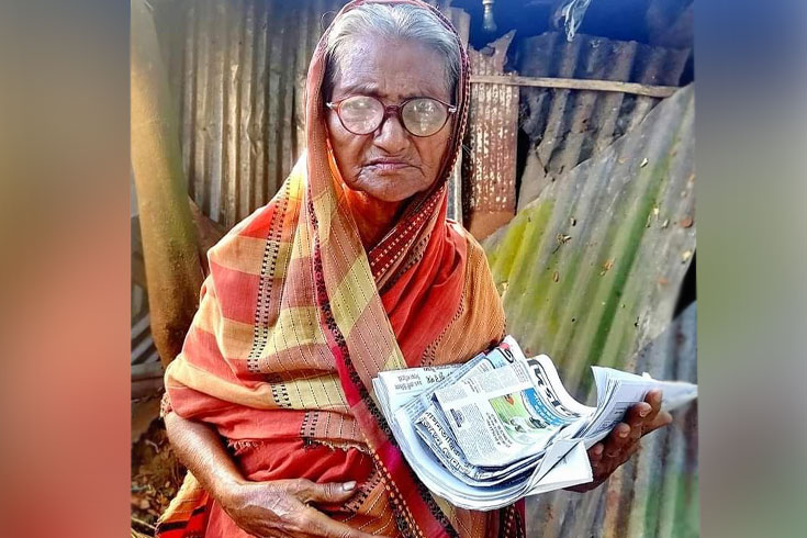কক্সবাজারে-পত্রিকার-হকার-মাসি-মা