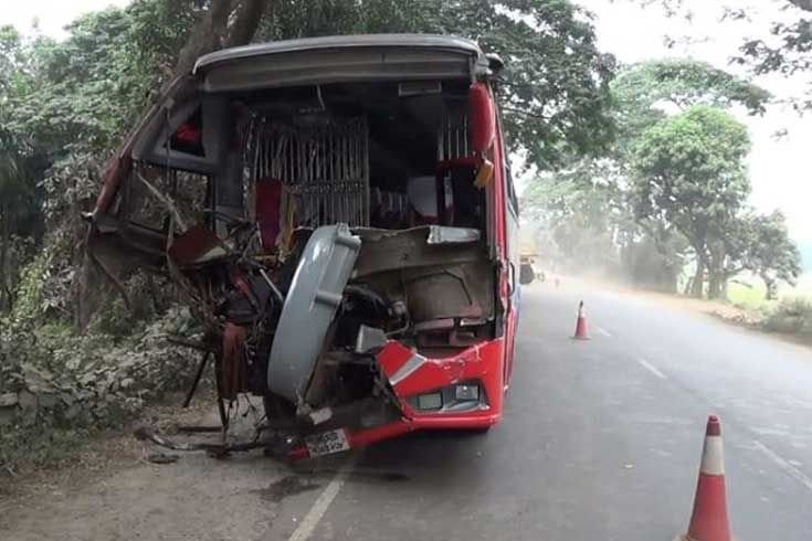 বাস-লরির সংঘর্ষে চালক নিহত