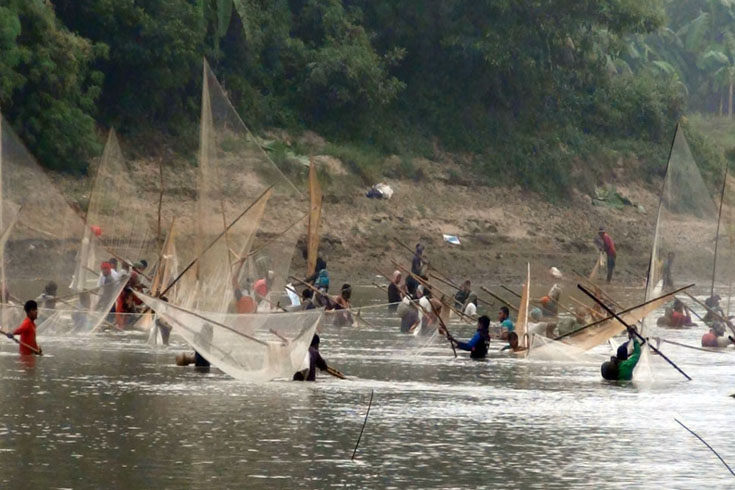 মনু-নদীতে-মাছ-ধরা-উৎসব