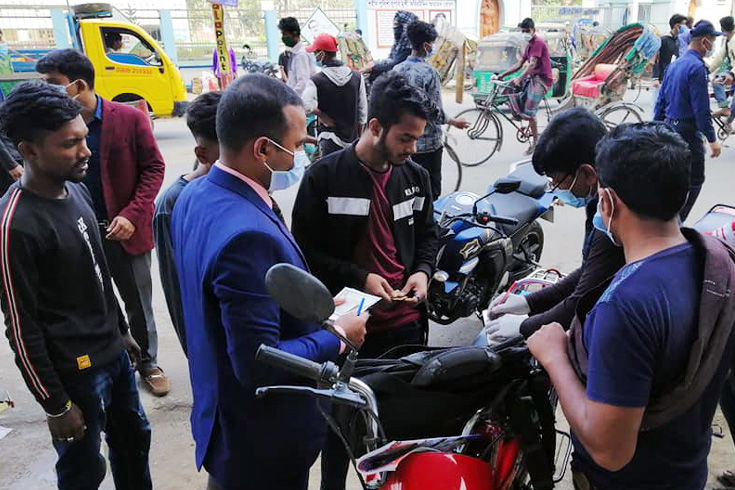 মোটরসাইকেলে-লাইসেন্স-হেলমেট-না-থাকায়-৫০-মামলা