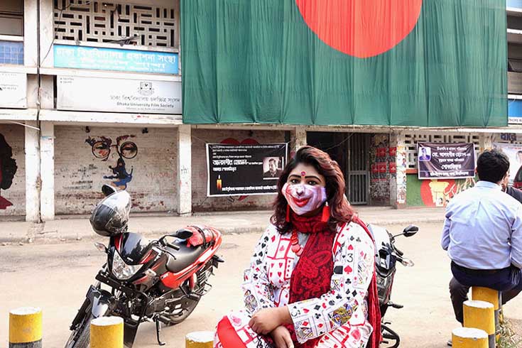 মাস্কে মুখ ঢাকা, লিপস্টিক দিয়ে কী হবে