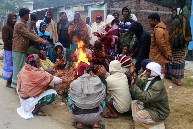 বৃষ্টির-মতো-ঝরছে-কুয়াশা