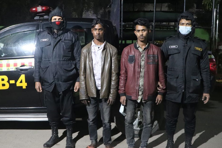 অটোরিকশায়-ঘুরে-ফেনসিডিল-বিক্রি-করত-ওরা
