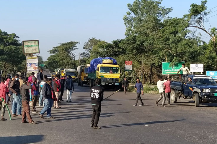 পরিবহন ধর্মঘটে দুর্ভোগ চরমে