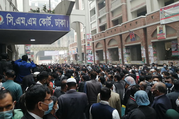 এজলাসে-তালা-বাইরে-বিক্ষোভ