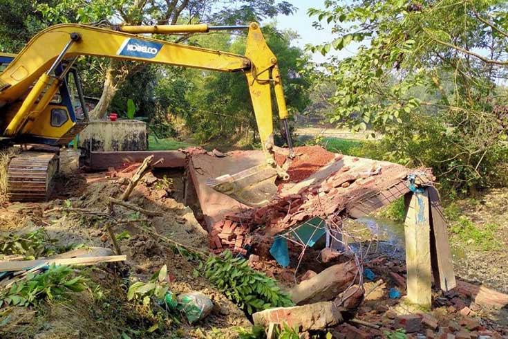 গুঁড়িয়ে-দেয়া-হলো যুবলীগ-নেতার-পার্টি-অফিস-
