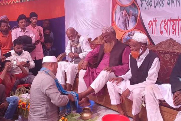 ভোটারদের পা ধুইয়ে পরাজিত প্রার্থীর সম্মান