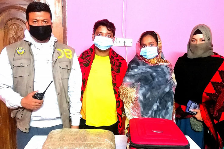 লাগেজে ৫ কেজি গাঁজা, দম্পতি গ্রেপ্তার