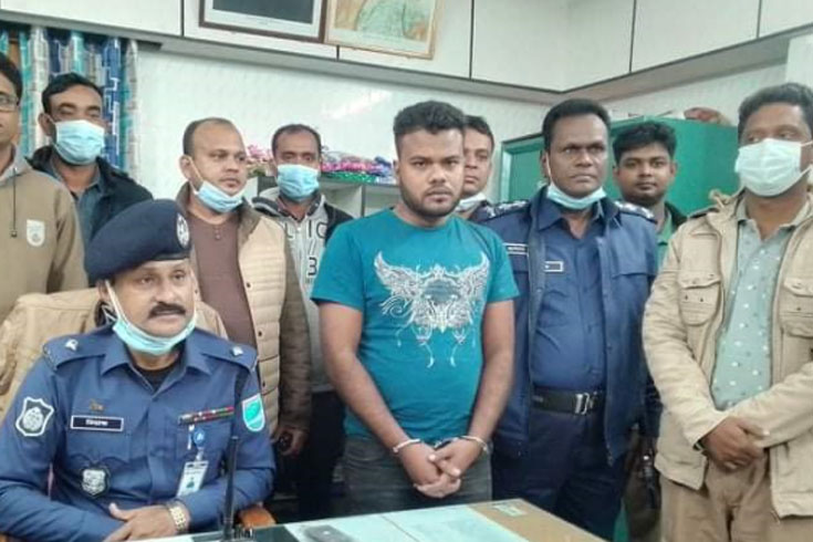 বাকিতে-মিষ্টি-খেয়ে-চাঁদাবাজি-ভুয়া-পুলিশ-আটক