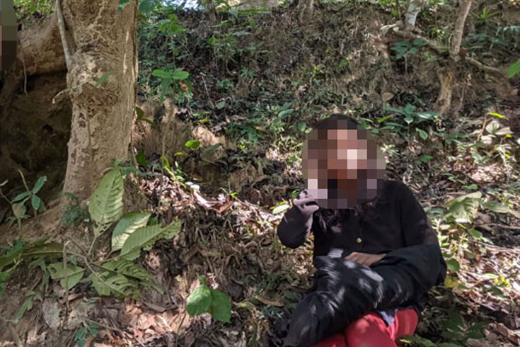 গাছে বাঁধা যুবকের লাশ, পাশে কাঁদছিল কিশোরী
