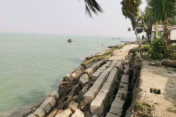 সুরেশ্বর-রক্ষা-বাঁধে-ধস