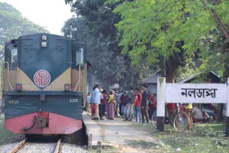 হাত তুলে ট্রেন থামানোর চেষ্টা, কাটা পড়ে মৃত্যু