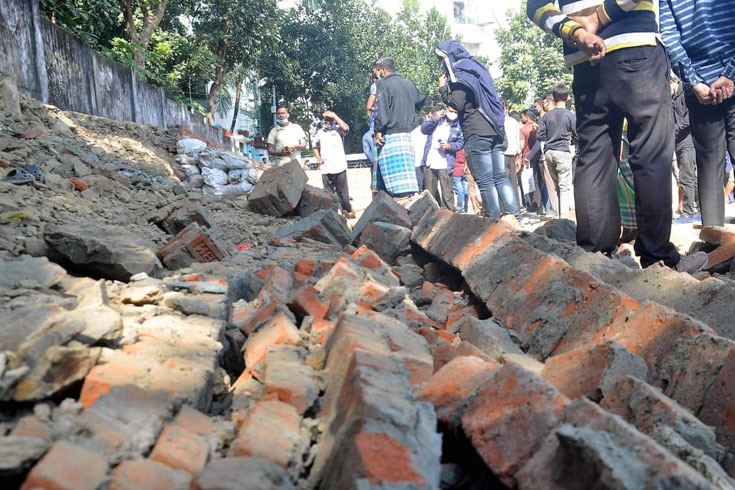 দেয়াল ধসে প্রাণ গেল দুই শ্রমিকের