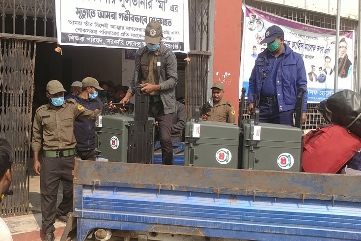 অভিযোগ মাথায় নিয়ে ভোটের পরীক্ষায় ইসি