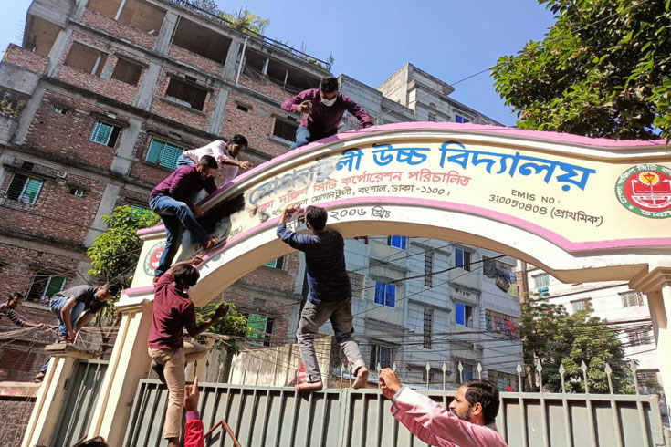 দুই-স্কুল-থেকে-জিয়ার-নাম-বাদের-আদেশ-স্থগিত