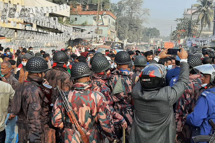 রিটার্নিং কর্মকর্তার গাড়ি ভাঙচুর, এক কেন্দ্রে ভোট বন্ধ 