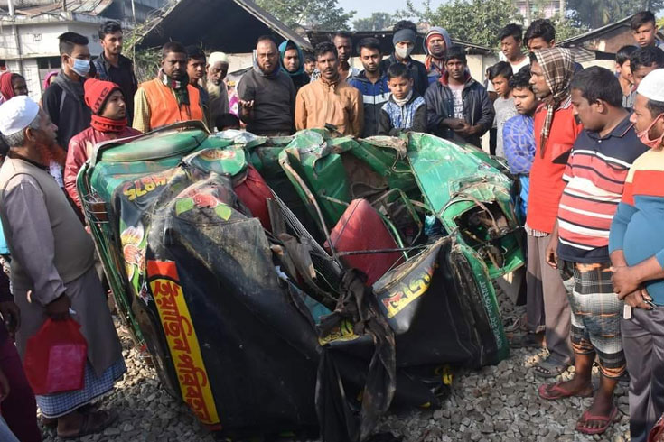 স্বামীর পর চলে গেলেন স্ত্রী, হাসপাতালে লড়ছে মেয়ে