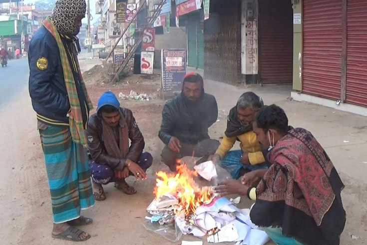 ‘কাম না করলি পেট চলবে কী কইরে’