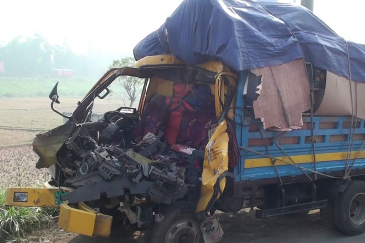 দাঁড়িয়ে থাকা ট্রাকে পিকআপের ধাক্কা, নিহত ২