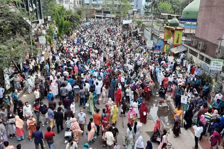 এক-বেঞ্চে-তিনজন-পরীক্ষার-পর-জনসমুদ্র