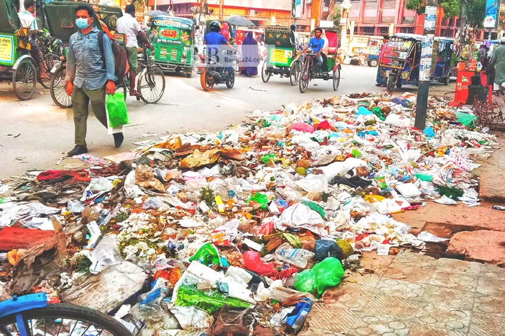 হেফাজতের-তাণ্ডবের-পর-ময়লা-সরানো-বন্ধ-দুর্ভোগ-পৌরবাসীর