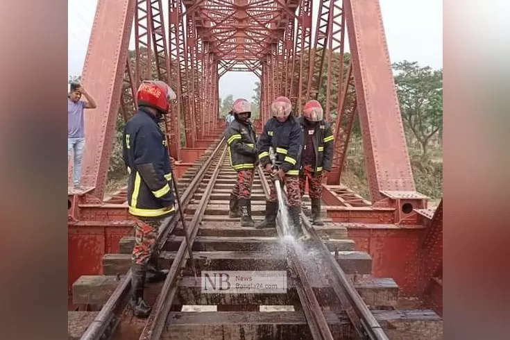 রেলসেতুর স্লিপারে আগুনের রহস্য কী?