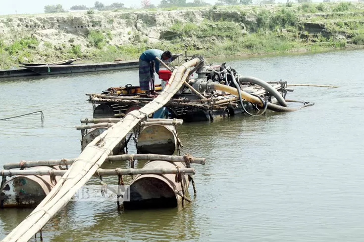 চরাঞ্চলে অবাধে চলছে বালু উত্তোলন