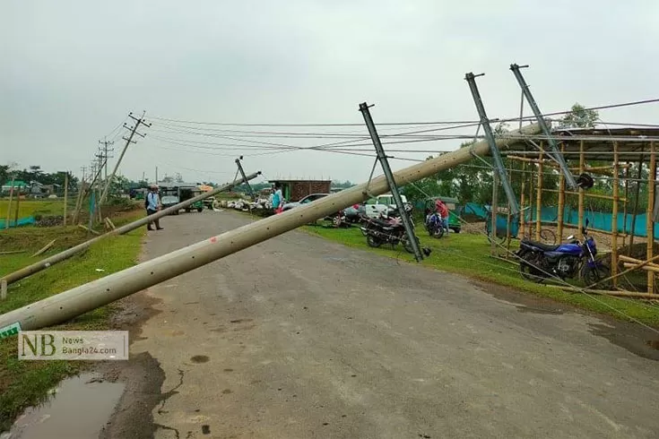 ঝড়ের আঘাতে হেলে পড়েছে বিদ্যুতের খুঁটি